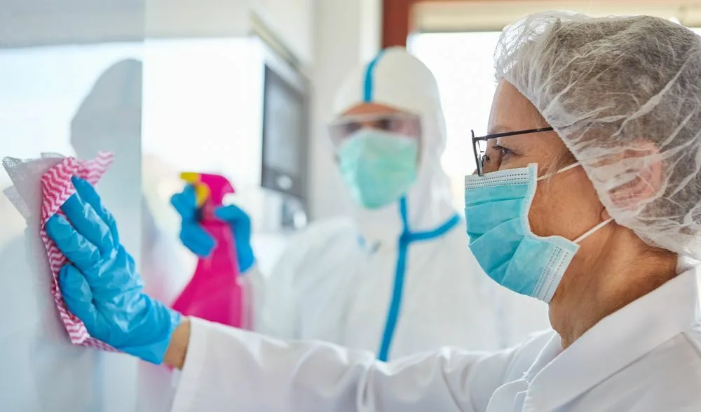 Специалисты протирают стену