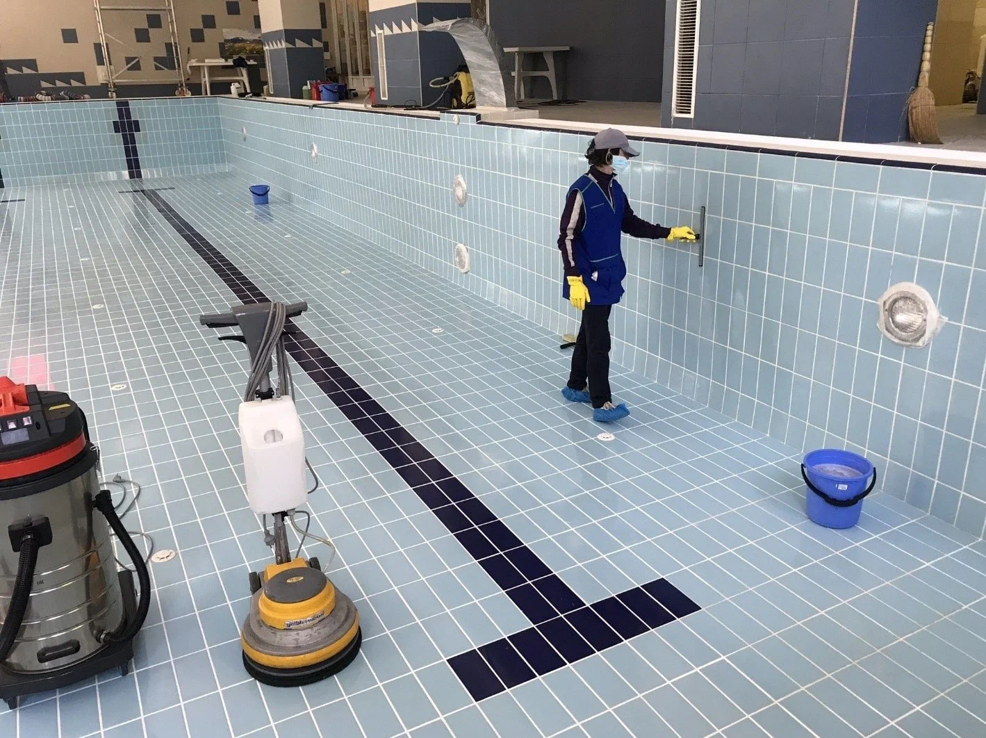 Проводит чистку бассейна в отеле