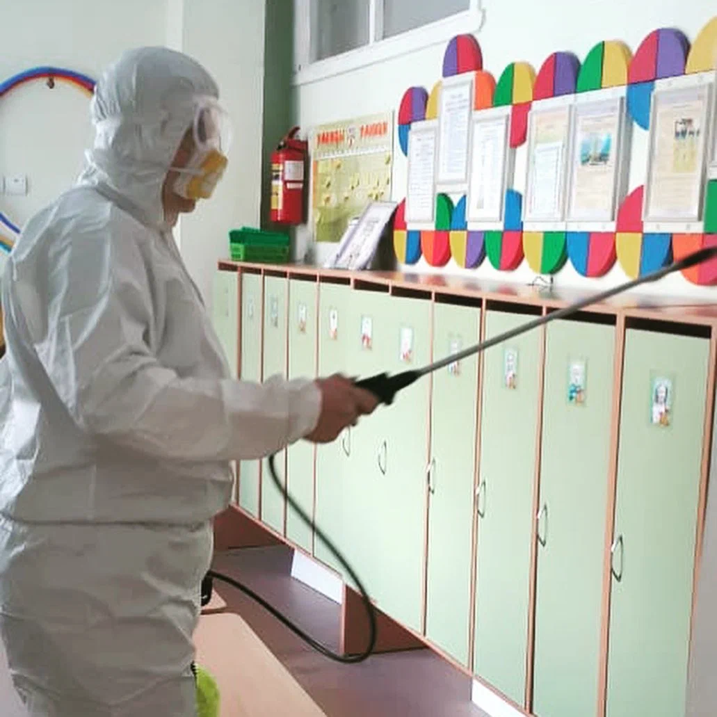 Проводит дезинфекцию в раздевалке детского сада