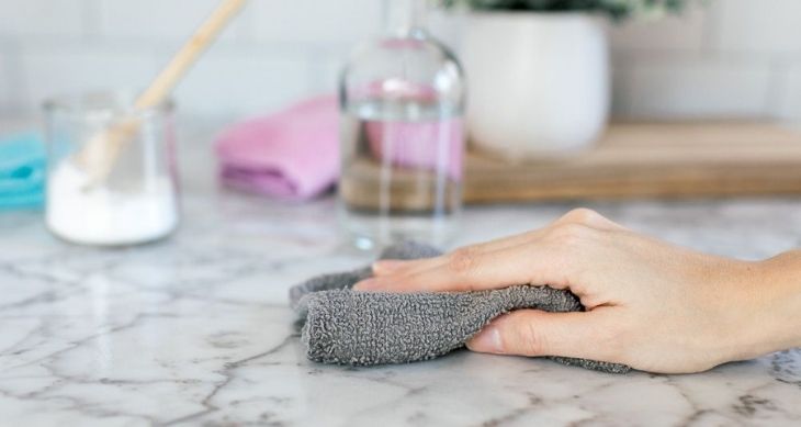 Протирает мрамор